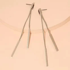 Γυναικεία μακριά σκουλαρίκια με χρυσές και ασημένιες μπάρες και μαύρη λεπτομέρεια σε minimal στυλ.