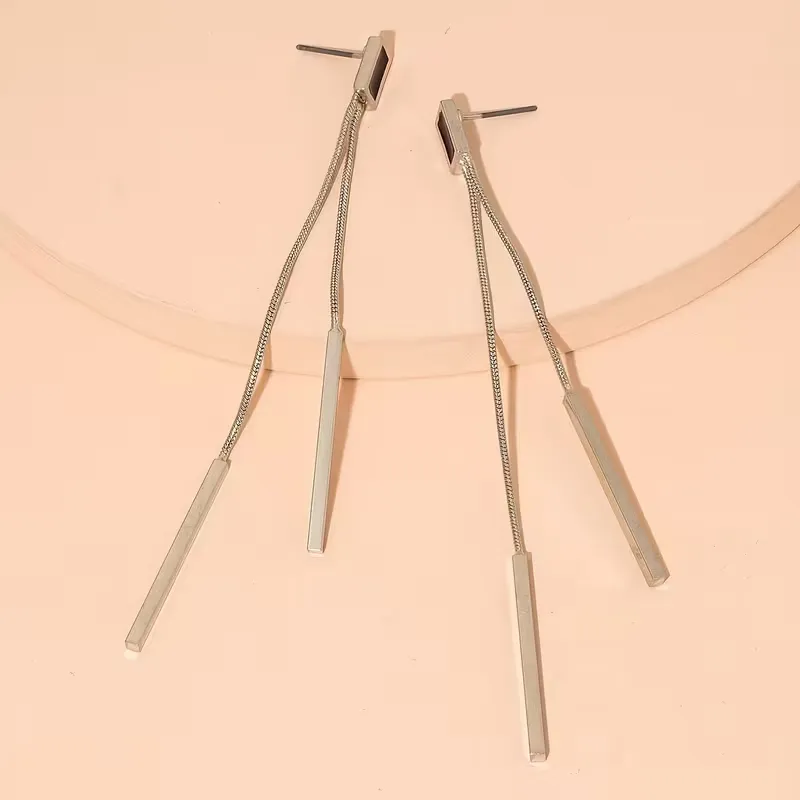 Γυναικεία μακριά σκουλαρίκια με χρυσές και ασημένιες μπάρες και μαύρη λεπτομέρεια σε minimal στυλ.