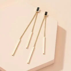 Γυναικεία μακριά σκουλαρίκια με χρυσές και ασημένιες μπάρες και μαύρη λεπτομέρεια σε minimal στυλ.