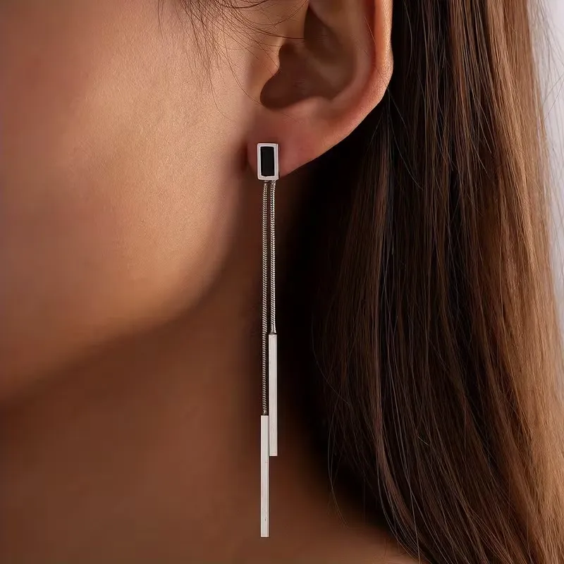 Γυναικεία μακριά σκουλαρίκια με χρυσές και ασημένιες μπάρες και μαύρη λεπτομέρεια σε minimal στυλ.