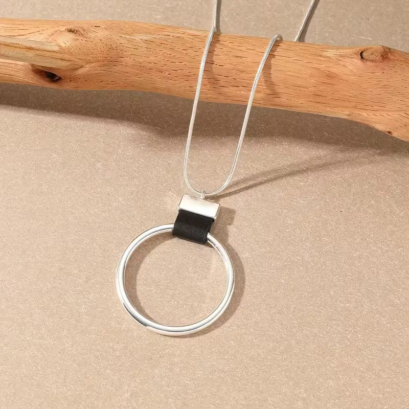 Γυναικείο μακρύ κολιέ με χρυσό γεωμετρικό κύκλο και δερμάτινη λεπτομέρεια