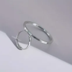 minimal δαχτυλίδι με γεωμετρικό κύκλο σε χρυσό και ασήμι χρώμα.