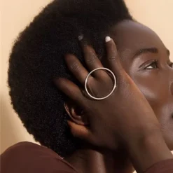 minimal δαχτυλίδι με γεωμετρικό κύκλο σε χρυσό και ασήμι χρώμα.