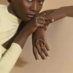 minimal δαχτυλίδι με γεωμετρικό κύκλο σε χρυσό και ασήμι χρώμα.