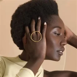 minimal δαχτυλίδι με γεωμετρικό κύκλο σε χρυσό και ασήμι χρώμα.