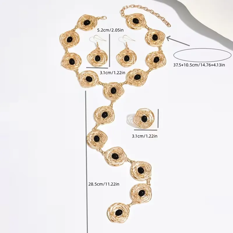Γυναικείο σετ κοσμημάτων με χρυσό κολιέ, σκουλαρίκια και δαχτυλίδι με μαύρες πέτρες.