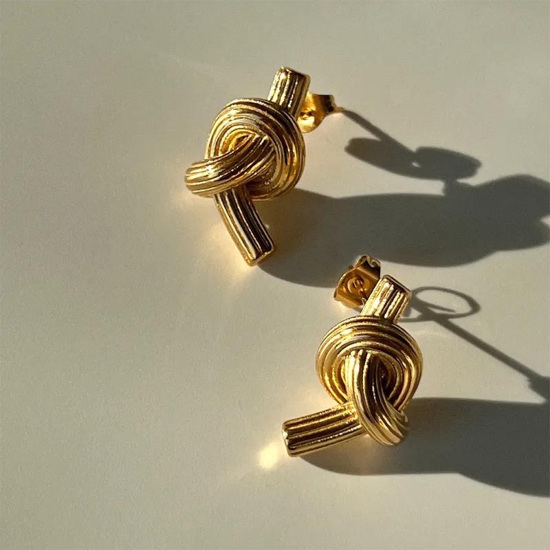 Χρυσά γυναικεία σκουλαρίκια καρφωτά σε σχέδιο ανάγλυφου κόμπου από ανοξείδωτο ατσάλι 18K