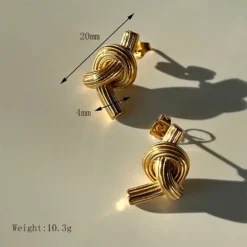 Χρυσά γυναικεία σκουλαρίκια καρφωτά σε σχέδιο ανάγλυφου κόμπου από ανοξείδωτο ατσάλι 18K