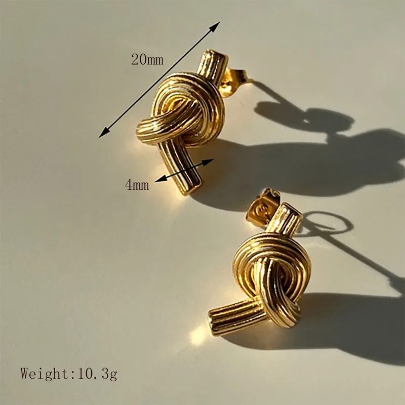 Χρυσά γυναικεία σκουλαρίκια καρφωτά σε σχέδιο ανάγλυφου κόμπου από ανοξείδωτο ατσάλι 18K