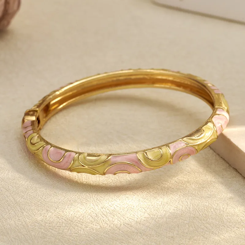 Vintage bohemian γυναικείο βραχιόλι χειροπέδα με γεωμετρικό σχέδιο και σμάλτο σε χρυσό χρώμα