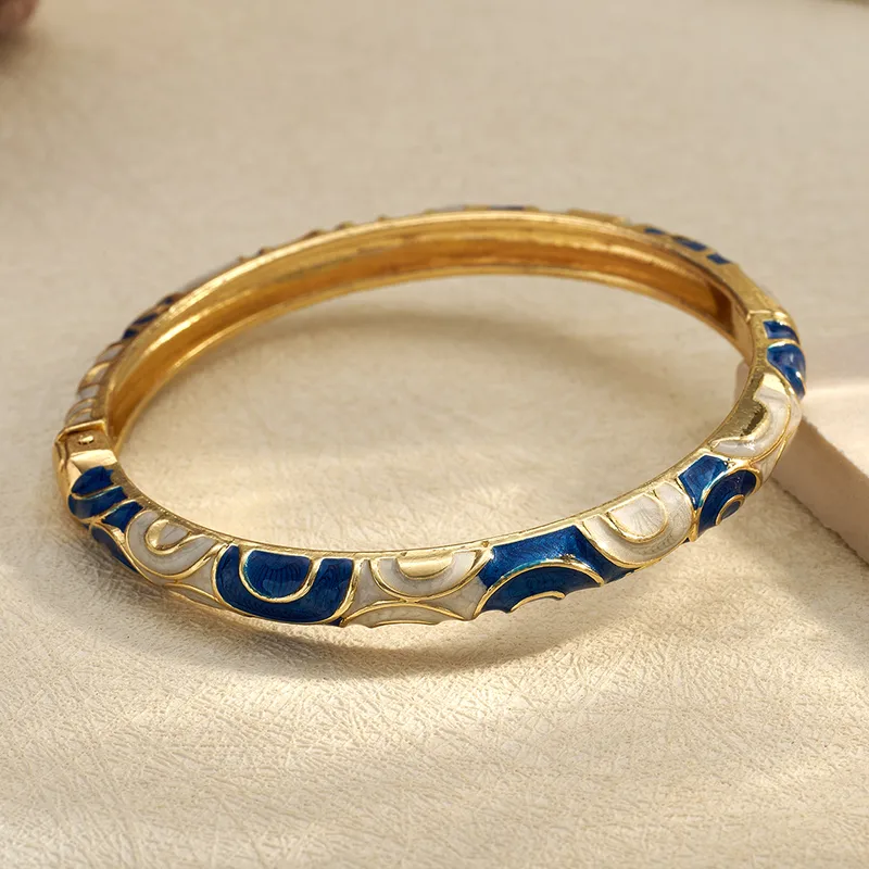 Vintage bohemian γυναικείο βραχιόλι χειροπέδα με γεωμετρικό σχέδιο και σμάλτο σε χρυσό χρώμα
