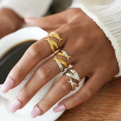 Vintage γυναικείο δαχτυλίδι σε χρυσό χρώμα από ανοξείδωτο ατσάλι 304 με γεωμετρικές γραμμές