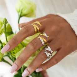 Vintage γυναικείο δαχτυλίδι σε χρυσό χρώμα από ανοξείδωτο ατσάλι 304 με γεωμετρικές γραμμές
