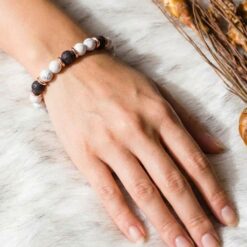 Χειροποίητο Βραχιόλι Ενέργειας με Λευκό Χαολίτη και Ηφαιστειακή Λάβα