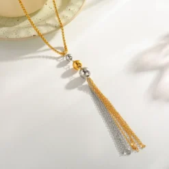 Χρυσό κολιέ 18K από ανοξείδωτο ατσάλι με στρογγυλό μοτίφ και αλυσίδα φούντα