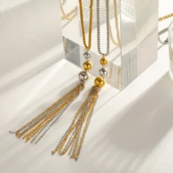 Χρυσό κολιέ 18K από ανοξείδωτο ατσάλι με στρογγυλό μοτίφ και αλυσίδα φούντα