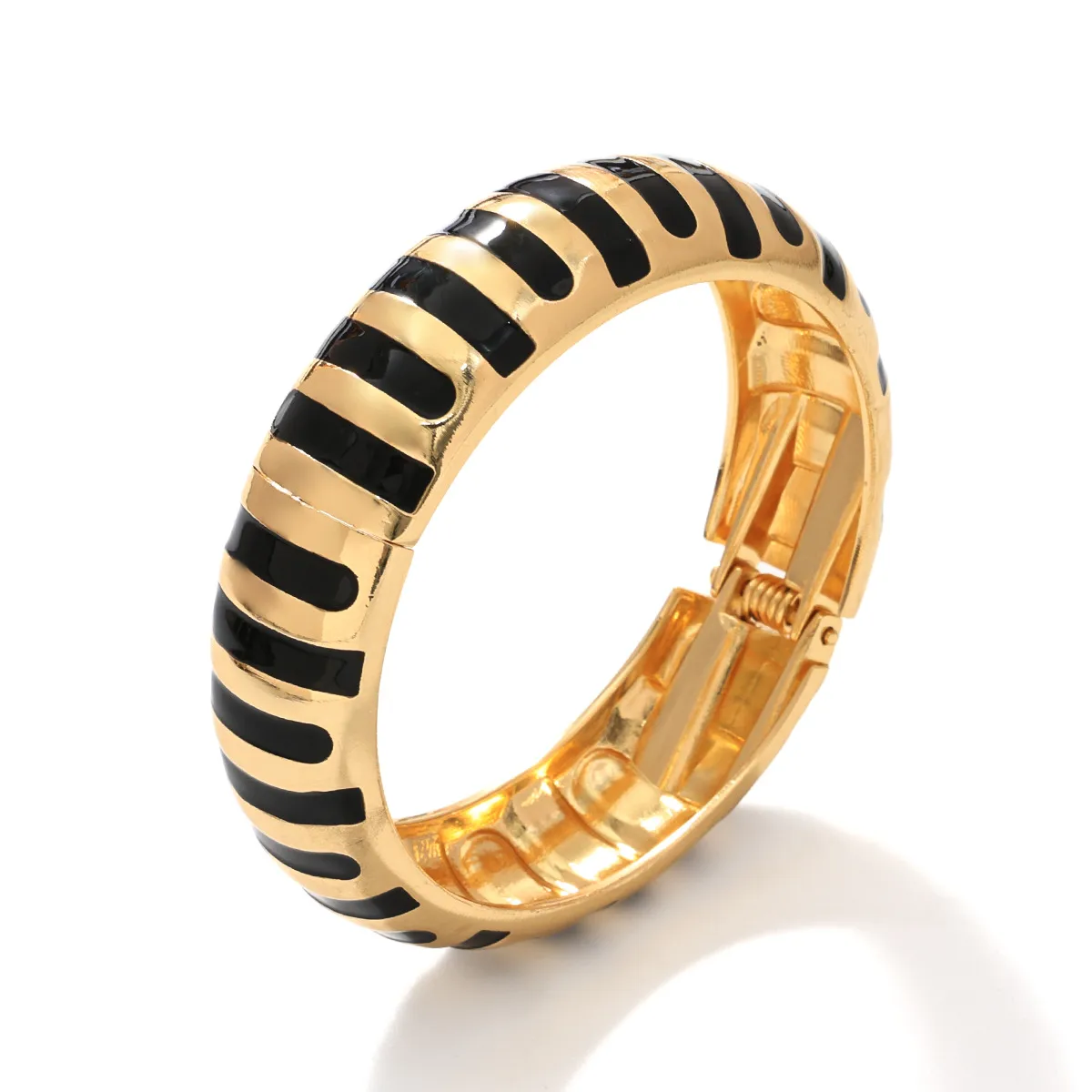 Γυναικείο Statement Βραχιόλι Χειροπέδα με Μαύρο Σμάλτο και Χρυσή Επιμετάλλωση