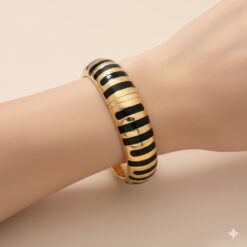 Γυναικείο Statement Βραχιόλι Χειροπέδα με Μαύρο Σμάλτο και Χρυσή Επιμετάλλωση