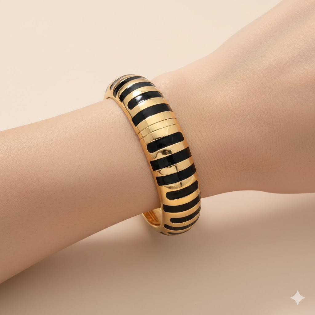 Γυναικείο Statement Βραχιόλι Χειροπέδα με Μαύρο Σμάλτο και Χρυσή Επιμετάλλωση