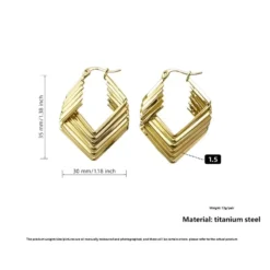 Χρυσά γεωμετρικά σκουλαρίκια κρίκοι με πολυεπίπεδο σχέδιο ρόμβου σε μαύρο φόντο.