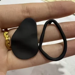 Μαύρα ματ σκουλαρίκια με οργανικό σχήμα σε minimal στυλ.