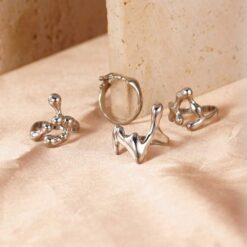 Γυναικεία αφηρημένα δαχτυλίδια σε στυλ υγρού μετάλλου (liquid metal) σε χρυσό και ασημί χρώμα.