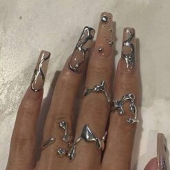 Γυναικεία αφηρημένα δαχτυλίδια σε στυλ υγρού μετάλλου (liquid metal) σε χρυσό και ασημί χρώμα.