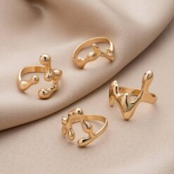 Γυναικεία αφηρημένα δαχτυλίδια σε στυλ υγρού μετάλλου (liquid metal) σε χρυσό και ασημί χρώμα.