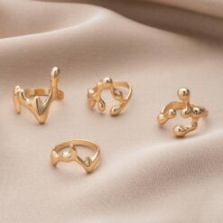 Γυναικεία αφηρημένα δαχτυλίδια σε στυλ υγρού μετάλλου (liquid metal) σε χρυσό και ασημί χρώμα.