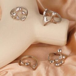 Γυναικεία αφηρημένα δαχτυλίδια σε στυλ υγρού μετάλλου (liquid metal) σε χρυσό και ασημί χρώμα.