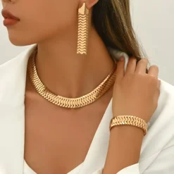 Γυναικείο σετ κοσμημάτων με κολιέ και βραχιόλι σε χρυσό χρώμα με σχέδιο herringbone.