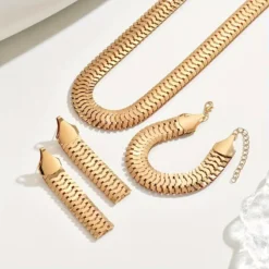Γυναικείο σετ κοσμημάτων με κολιέ και βραχιόλι σε χρυσό χρώμα με σχέδιο herringbone.