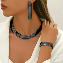 Γυναικείο σετ κοσμημάτων με κολιέ και βραχιόλι σε χρυσό χρώμα με σχέδιο herringbone.