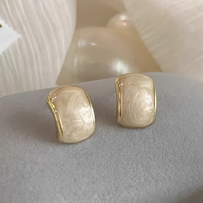 Γυναικεία vintage σκουλαρίκια καρφωτά με σμάλτο σε διάφορα χρώματα και χρυσή λεπτομέρεια.