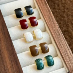 Γυναικεία vintage σκουλαρίκια καρφωτά με σμάλτο σε διάφορα χρώματα και χρυσή λεπτομέρεια.