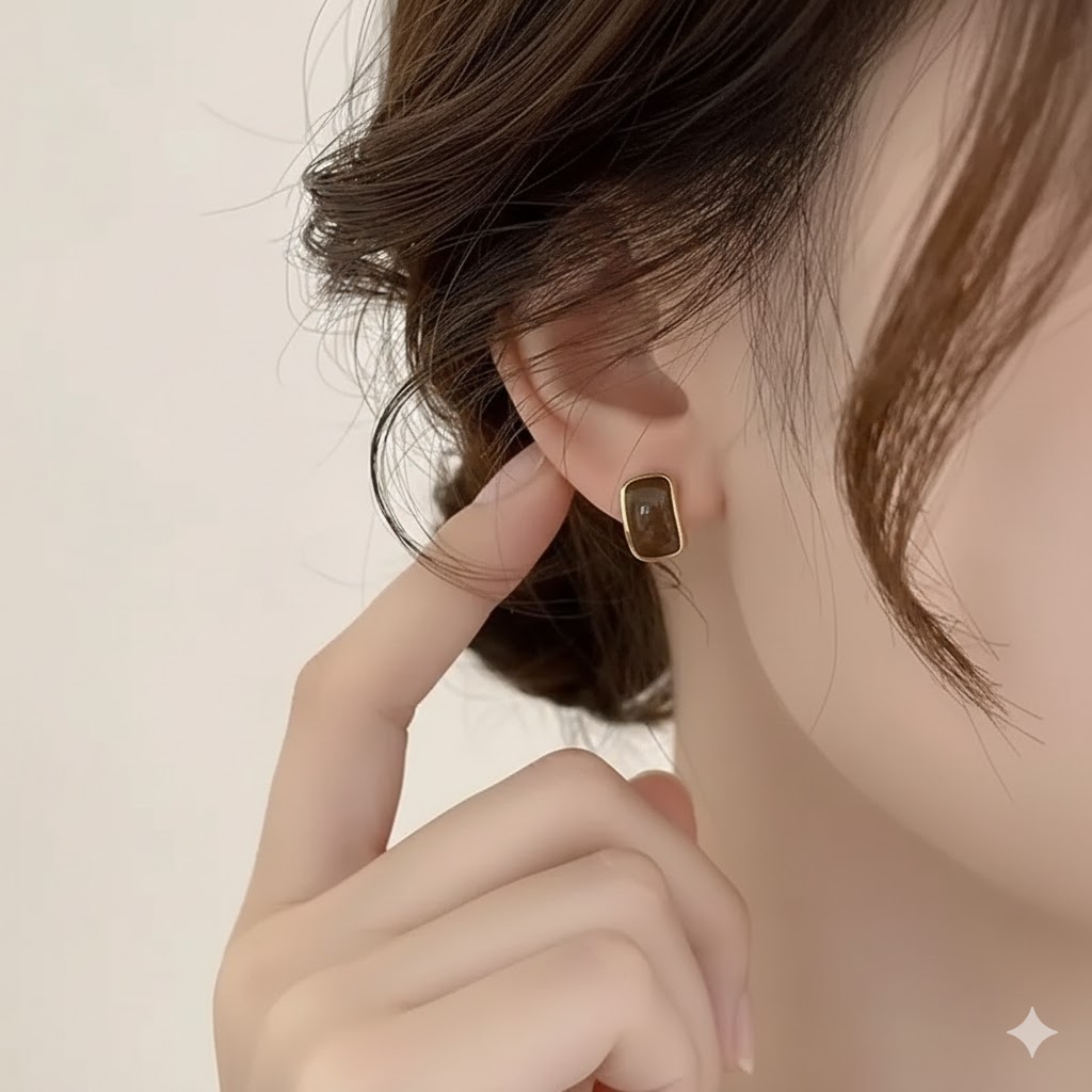 Γυναικεία vintage σκουλαρίκια καρφωτά με σμάλτο σε διάφορα χρώματα και χρυσή λεπτομέρεια.