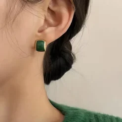 Γυναικεία vintage σκουλαρίκια καρφωτά με σμάλτο σε διάφορα χρώματα και χρυσή λεπτομέρεια.