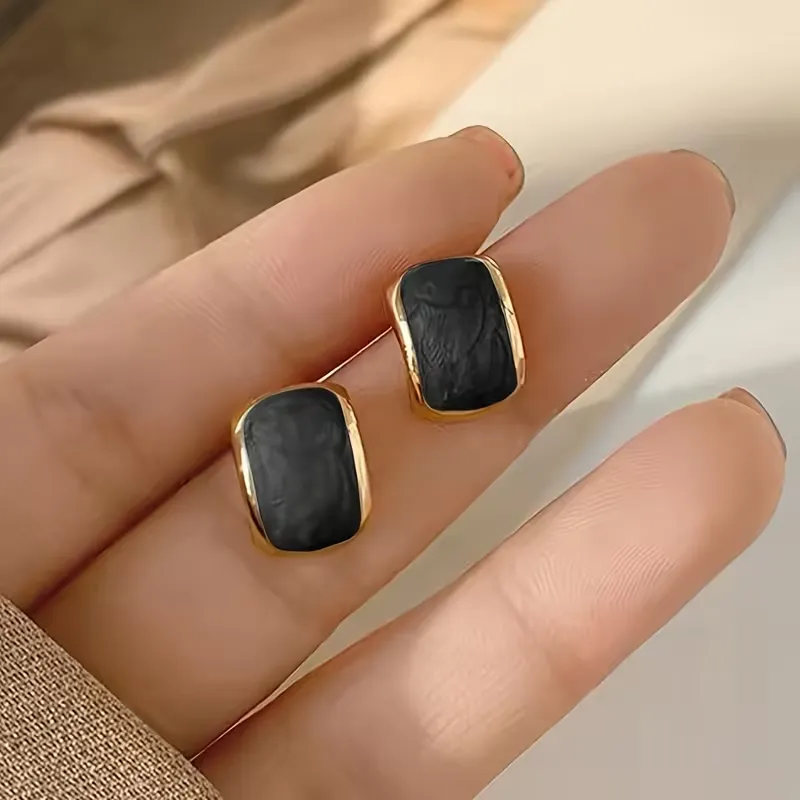 Γυναικεία vintage σκουλαρίκια καρφωτά με σμάλτο σε διάφορα χρώματα και χρυσή λεπτομέρεια.