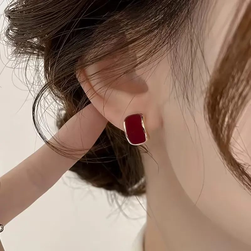 Γυναικεία vintage σκουλαρίκια καρφωτά με σμάλτο σε διάφορα χρώματα και χρυσή λεπτομέρεια.