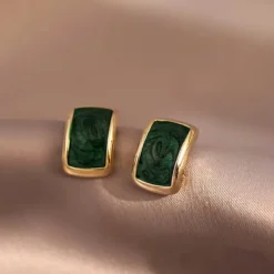 Γυναικεία vintage σκουλαρίκια καρφωτά με σμάλτο σε διάφορα χρώματα και χρυσή λεπτομέρεια.