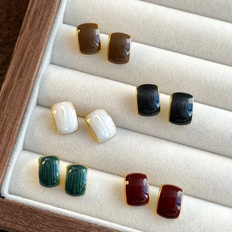 Γυναικεία vintage σκουλαρίκια καρφωτά με σμάλτο σε διάφορα χρώματα και χρυσή λεπτομέρεια.