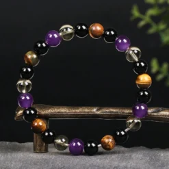 Χειροποίητο βραχιόλι με μωβ πολύτιμους λίθους αμέθυστο.