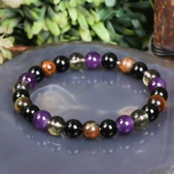 Χειροποίητο βραχιόλι με μωβ πολύτιμους λίθους αμέθυστο.