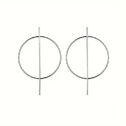 minimalist γεωμετρικά σκουλαρίκια με σχέδιο κύκλου και γραμμής φορεμένα από μοντέλο.