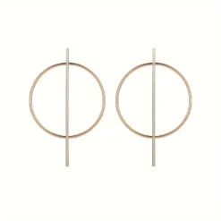 minimalist γεωμετρικά σκουλαρίκια με σχέδιο κύκλου και γραμμής φορεμένα από μοντέλο.