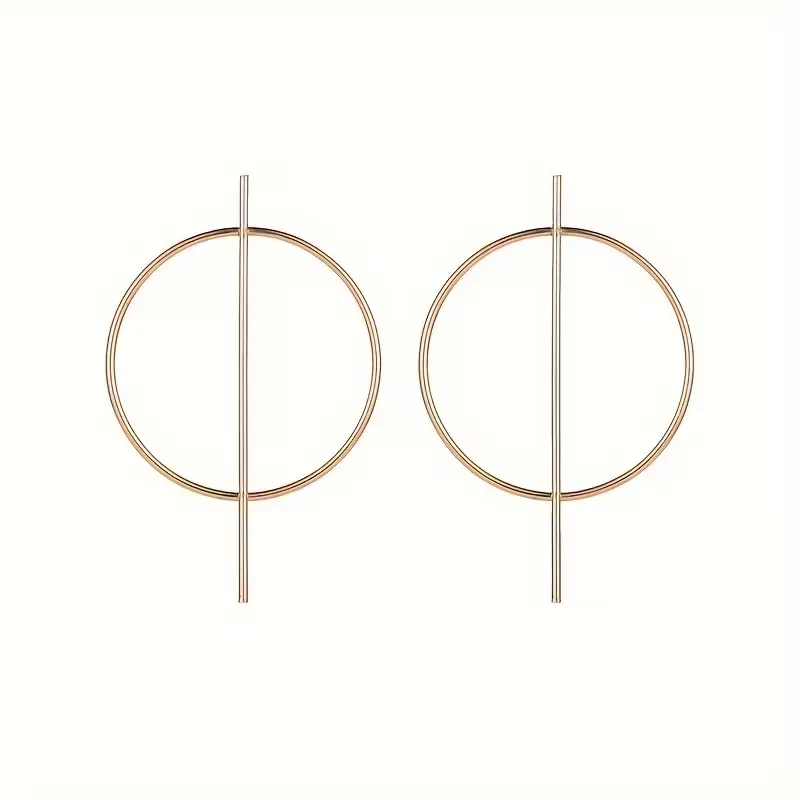 minimalist γεωμετρικά σκουλαρίκια με σχέδιο κύκλου και γραμμής φορεμένα από μοντέλο.