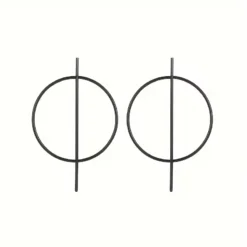 minimalist γεωμετρικά σκουλαρίκια με σχέδιο κύκλου και γραμμής φορεμένα από μοντέλο.