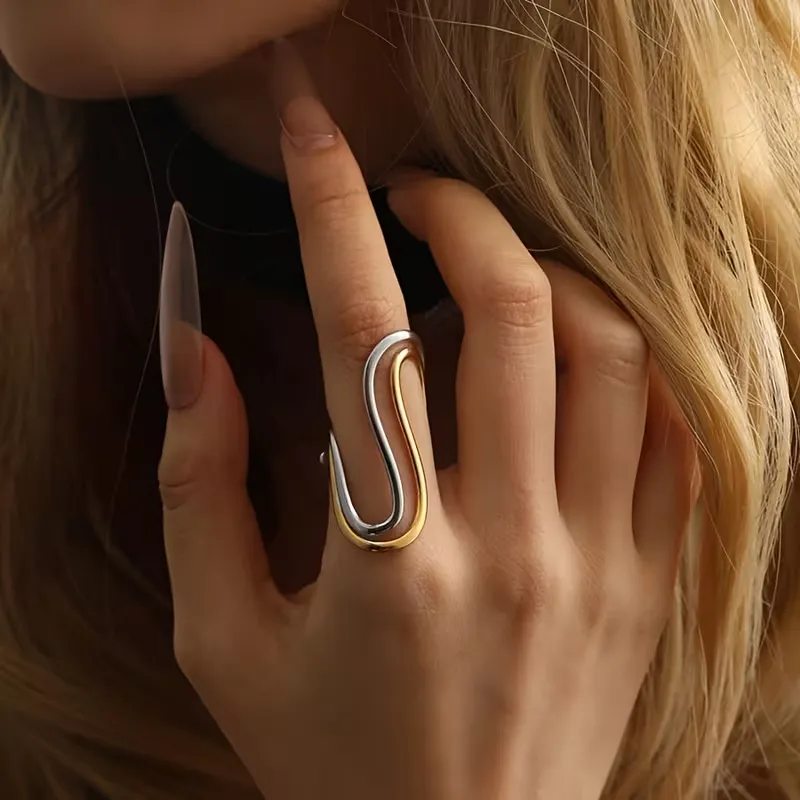 Γυναικείο δίχρωμο δαχτυλίδι ασήμι 925 με minimal κυματιστό σχέδιο φορεμένο στο χέρι.