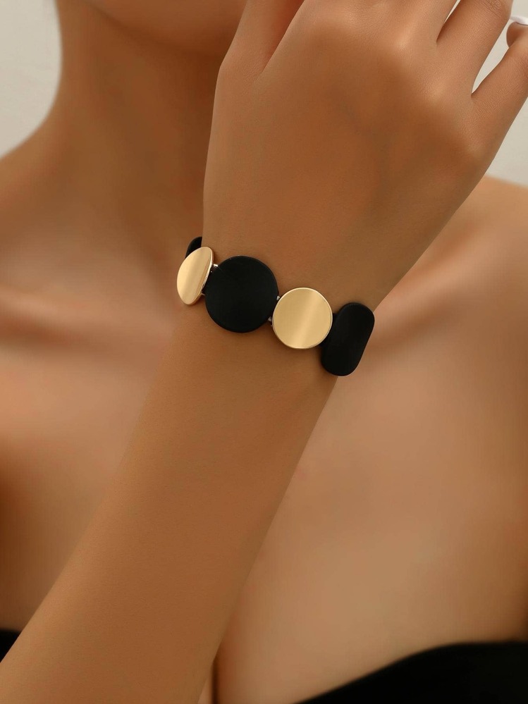 Αποκτήστε το πιο κομψό ελαστικό γυναικείο βραχιόλι με χρυσούς και μαύρους δίσκους. Μοντέρνο design και άνετη εφαρμογή για κάθε περίσταση. Δωρεάν αποστολή!