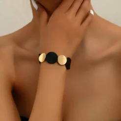 Αποκτήστε το πιο κομψό ελαστικό γυναικείο βραχιόλι με χρυσούς και μαύρους δίσκους. Μοντέρνο design και άνετη εφαρμογή για κάθε περίσταση. Δωρεάν αποστολή!